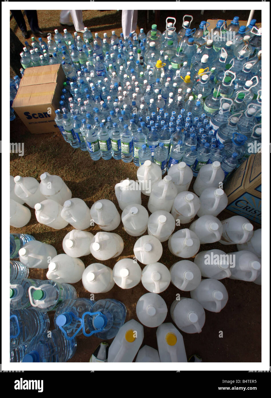 Catastrophe naturelle tsunami Sri Lanka Décembre 2005 29 12 04 Austin Hargrave Sir Lanka camion plein d'aide de l'eau en bouteille arrive dans la capitale Colombo Sri Lanka Banque D'Images Catastrophe naturelle tsunami Sri Lanka Décembre 2005 29 12 04 Austin Hargrave Sir Lanka camion plein d'aide de l'eau en bouteille arrive dans la capitale Colombo Sri Lanka Banque D'Images