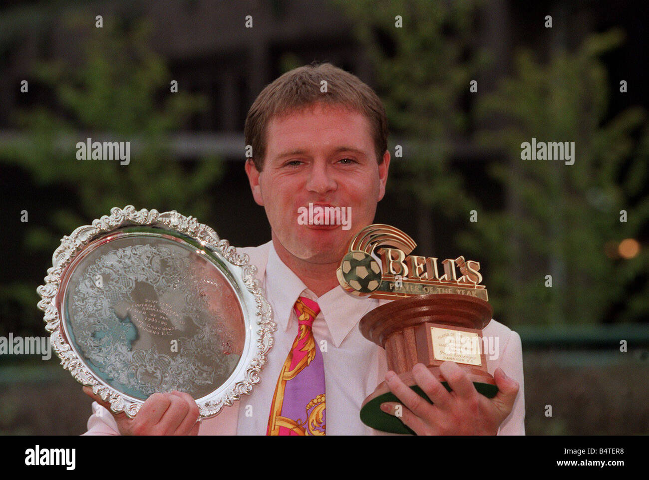 Star Rangers Paul Gascoigne à l'hôtel Hilton de Glasgow holding cloches trophée du joueur de l'année chemise et cravate sticking tongue out Banque D'Images