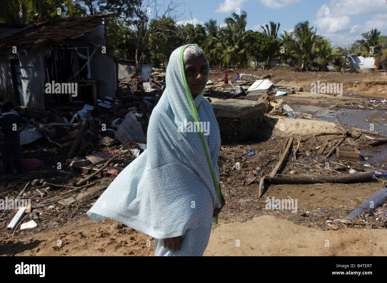 Catastrophe naturelle tsunami Sri Lanka Janvier 2005 Kenniyan Sri Lanka o p s grand-mère Sahila Jay qui abandonné sa petite fille à s'échapper en photo devant sa maison où l'enfant disparu Banque D'Images