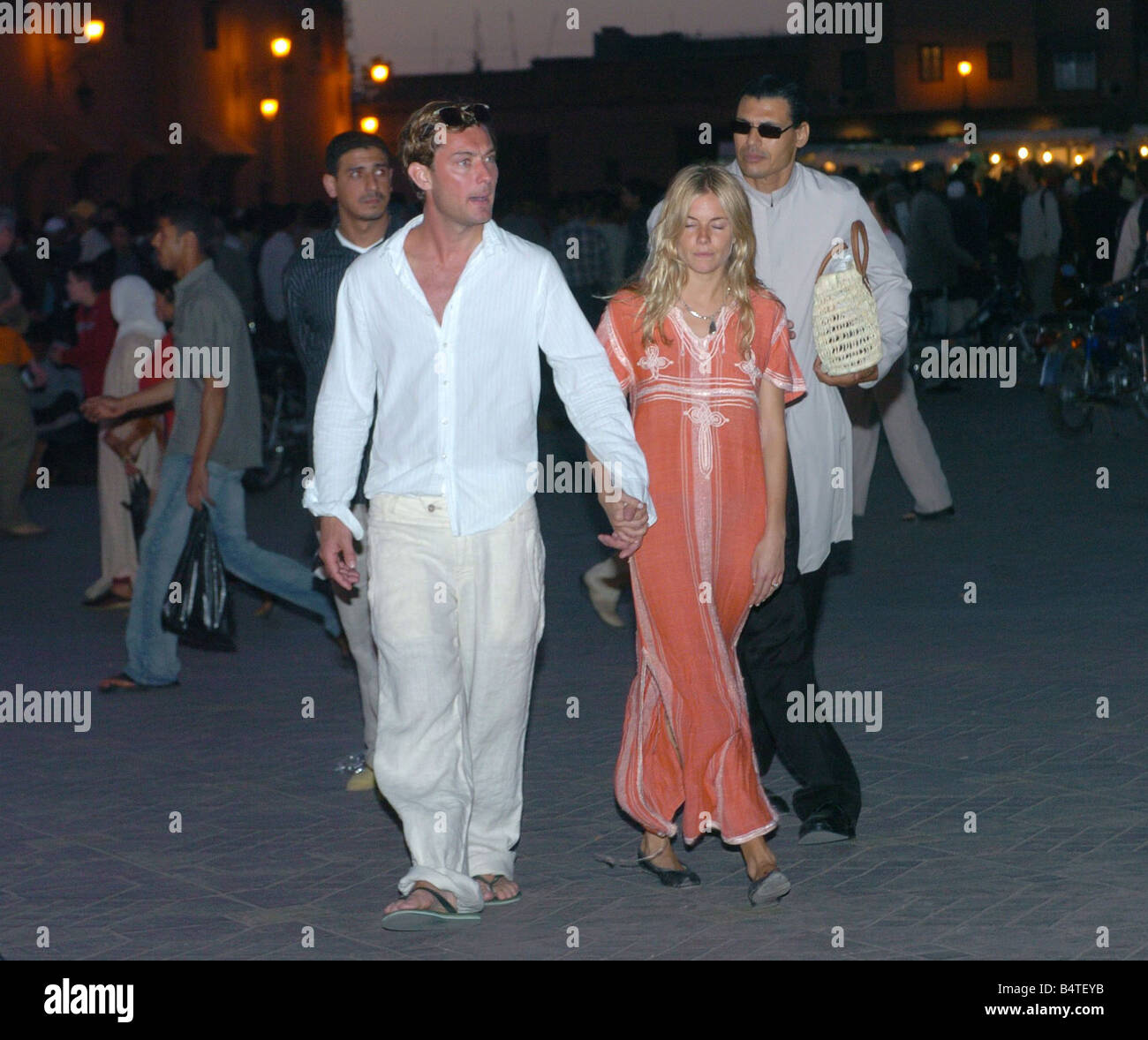Jude Law et Sienna Miller à la place principale de Marrakech Maroc Janvier 2000 Banque D'Images