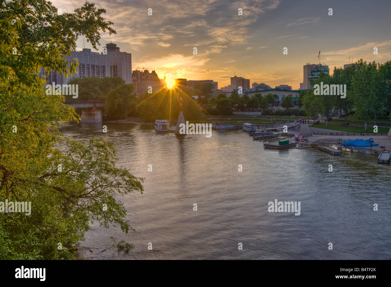Coucher de soleil sur un port de plaisance sur la rivière Assiniboine, à La Fourche, un lieu historique national de la ville de Winnipeg, Manitoba, Canada. Banque D'Images