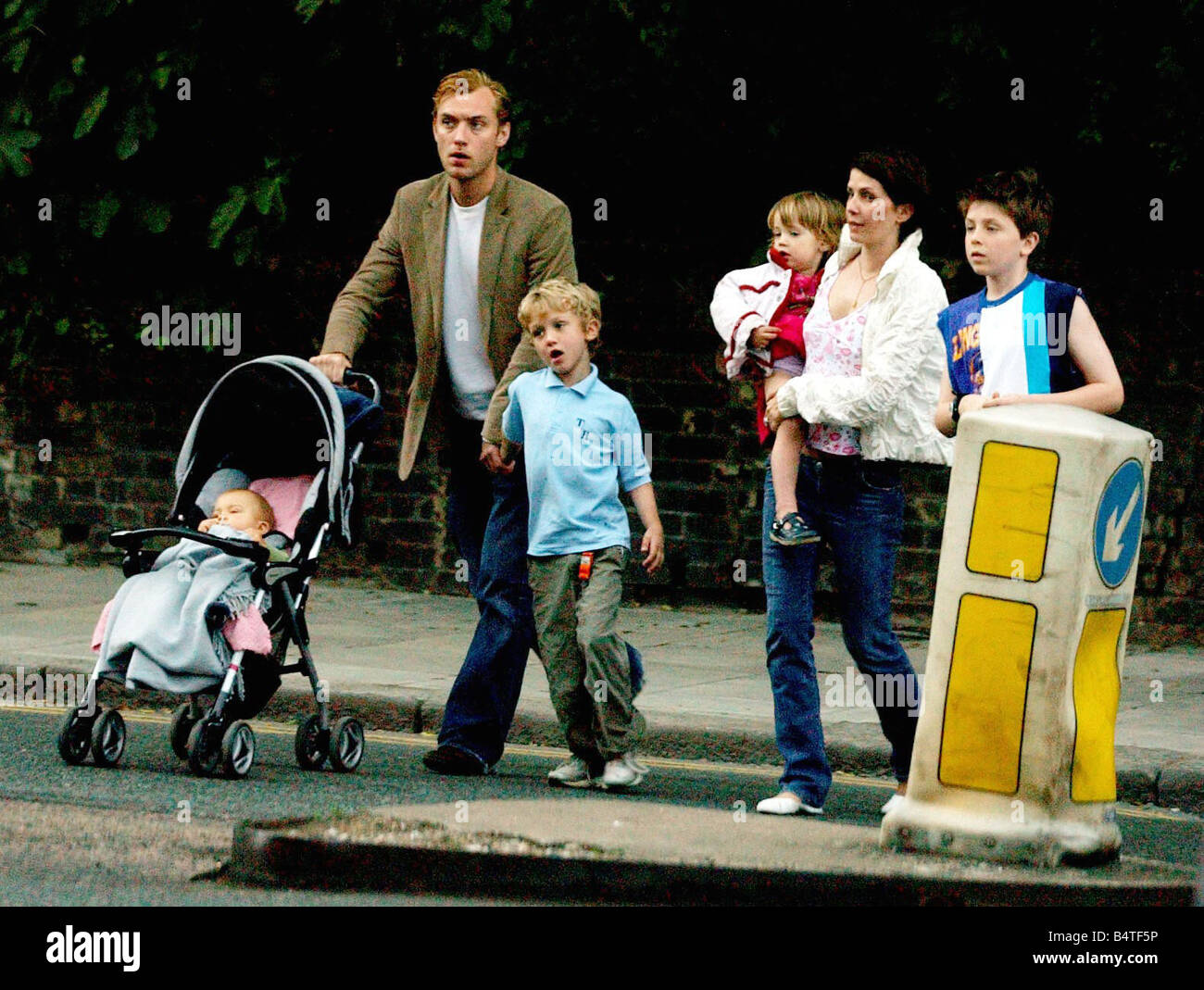 L'acteur Jude Law et Sadie Frost, avec leurs enfants, profiter d'un repas en famille à l'Hill Public maison près de leur maison du nord de Londres, juin 2003 Banque D'Images