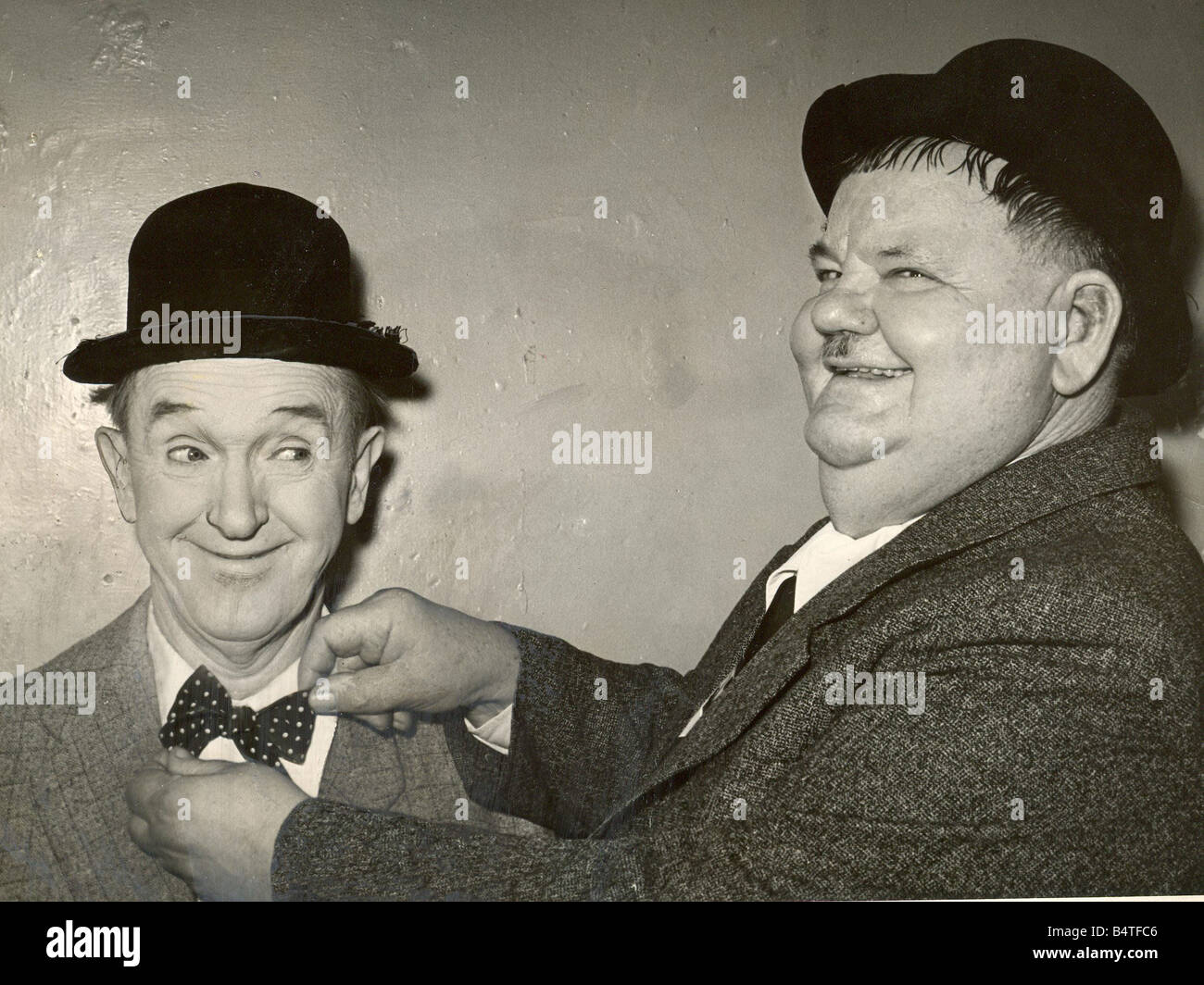 Duo comique Laurel Hardy Stan Laurel et Oliver Hardy expressions typiques  de Laurel et Hardy dans leur loge à l'Empire de Newcastle Photo Stock -  Alamy