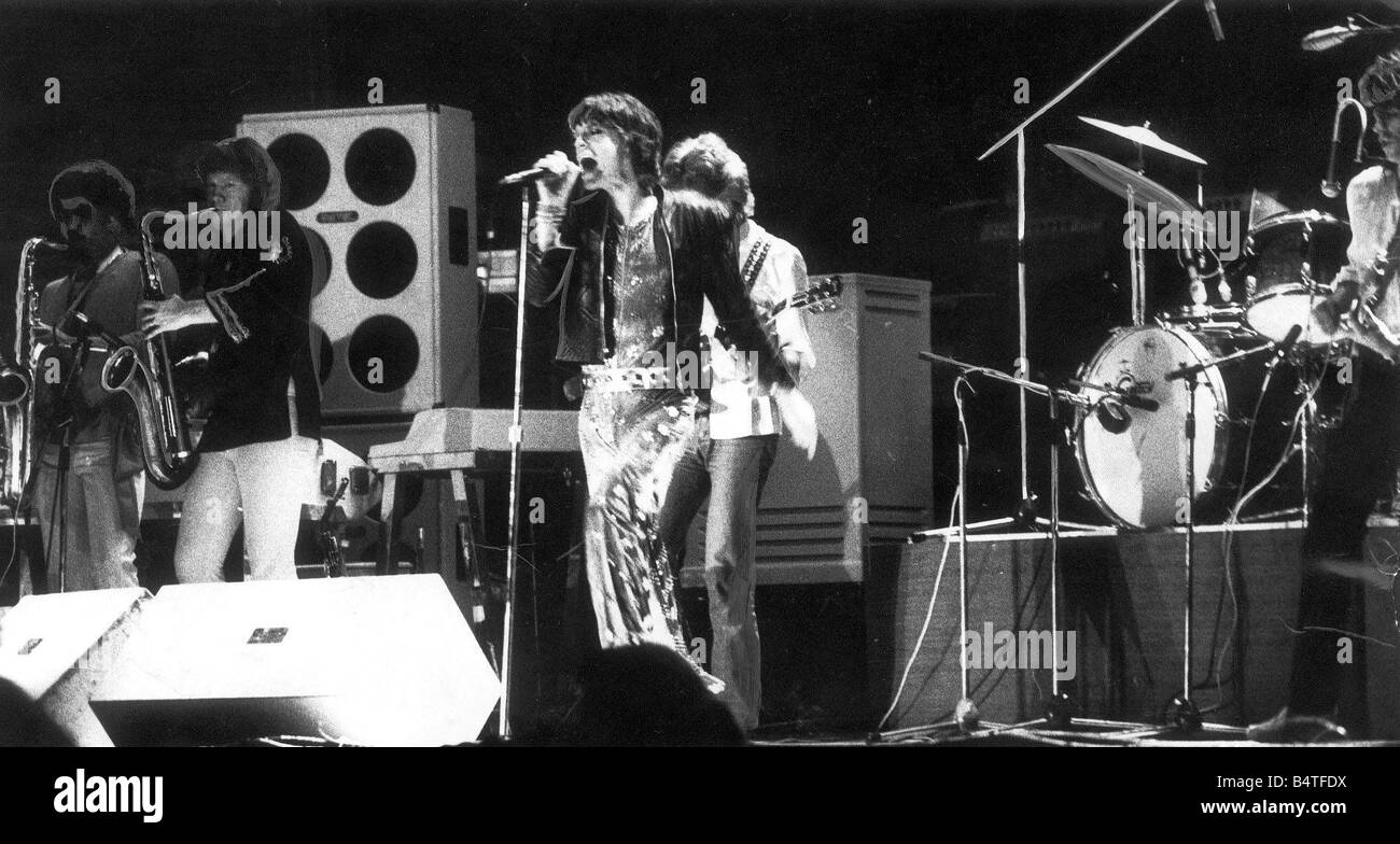 Les Rolling Stones à Newcastle City Hall en septembre 1973 Le rapport dit Mick Jagger portait une figure hugging sky blue velvet jump suit avec une courroie d'argent argent paillettes bracelets diamante et blanc chaussures de sport ainsi qu'une courte veste en cuir noire et ils disent qu'il n'avait pas de tenue vestimentaire Banque D'Images