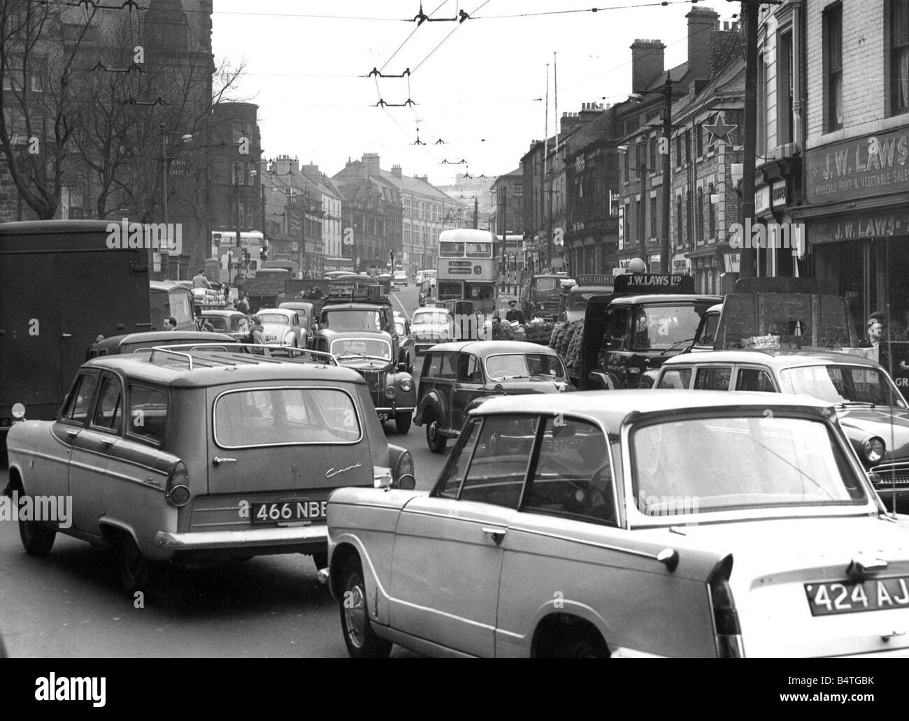 La circulation dans la rue Newgate Newcastle s'est choc un bloc en 1965 Triumph Herald voiture dans l'avant-plan Banque D'Images