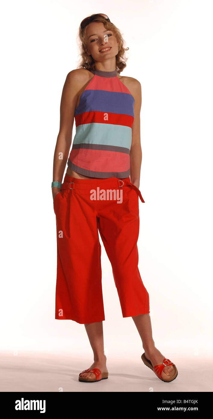 Pas de chichi Fashion Pantalon de cultures Mars 2004 pantalon stripey halterneck rouge recadrée Banque D'Images