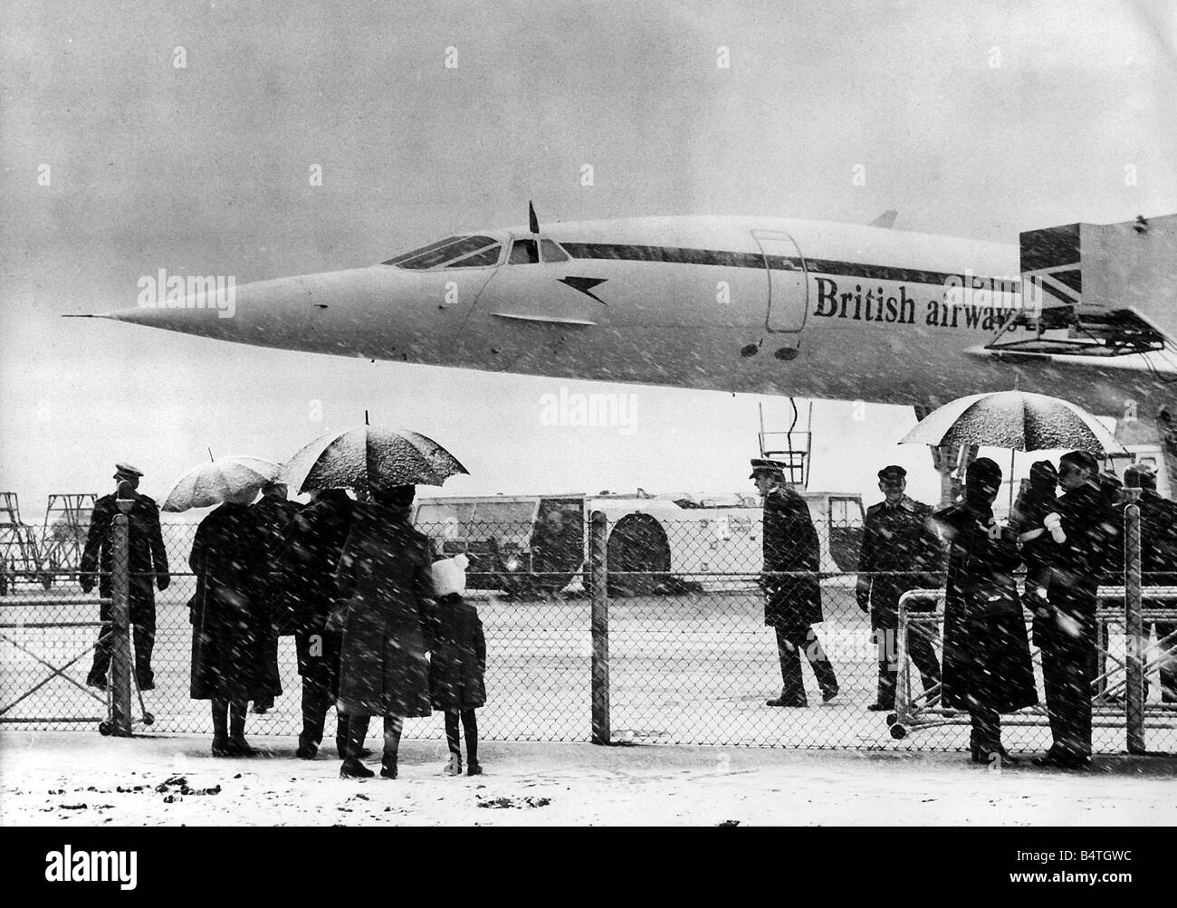 Concorde sur le point de quitter l'aéroport d'Heathrow à la neige avec la reine et le duc d'Édimbourg à bord pour Bahreïn au début de la Reine s tournée au Moyen-Orient Février 1979 Banque D'Images