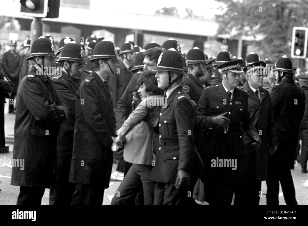 8000 personnes se sont joints à la marche pour l'harmonie raciale à Coventry, mais c'est terminée avec 74 arrestations quelque 200 groupes se sont joints à la protestation contre les préjugés raciaux et la violence à Coventry déclenché par l'assassinat de 20 ans Satnam Singh Gill quelques semaines plus tôt à Coventry shopping precinct la procession était de bonne humeur car elle threaded son chemin dans le centre-ville de Edgwick Park Foleshill il y avait des chants et des tambours bruyants mais pas d'affrontements, la difficulté a commencé alors qu'ils approchaient Broadgate et un grand nombre de skinheads qui jalonnaient le trajet ont commencé à lancer des missiles sur les manifestants ils ont donné Banque D'Images