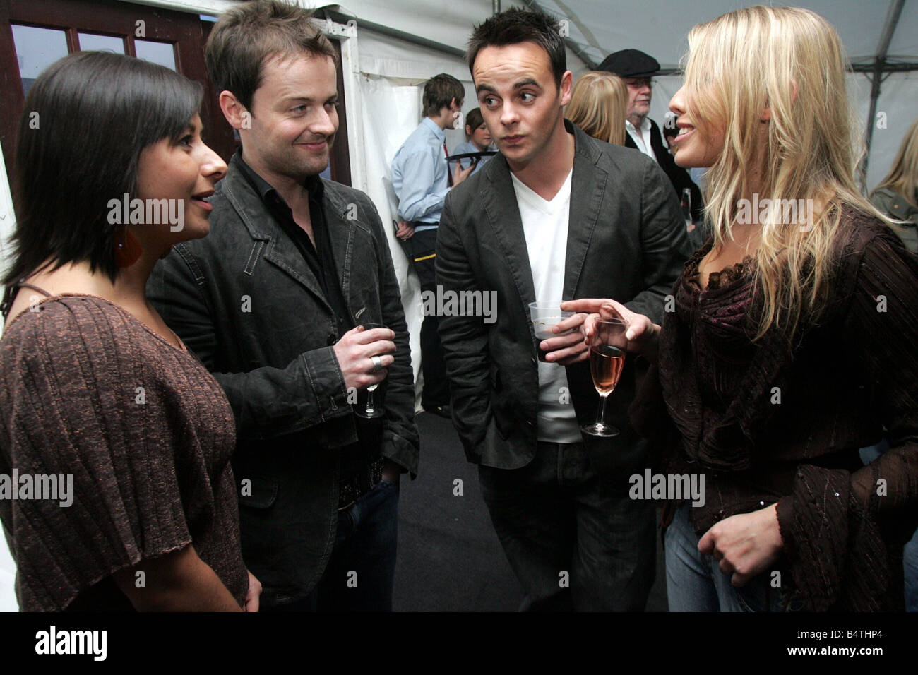North East plat étoile Déc Ant McPartlin Ant et Declan Donnelly en photo à l'occasion du lancement du Dream Studios de répétition et d'enregistrement des installations NE3 société de production de divertissement sur les boucliers Road à Gateshead en photo à discuter lors de l'événement sont Haley Tavmadden Delia gauche de Dingle Emmerdale et Christine Walton co-fondateur de la salle Banque D'Images