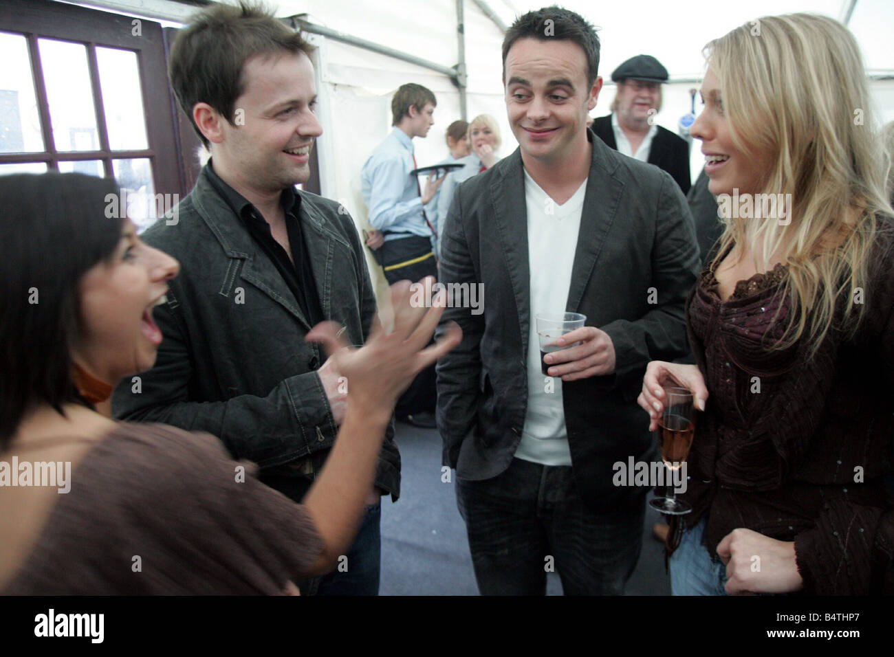 North East plat étoile Déc Ant McPartlin Ant et Declan Donnelly en photo à l'occasion du lancement du Dream Studios de répétition et d'enregistrement des installations NE3 société de production de divertissement sur les boucliers Road à Gateshead en photo à discuter lors de l'événement sont Haley Tavmadden Delia gauche de Dingle Emmerdale et Christine Walton co-fondateur de la salle Banque D'Images