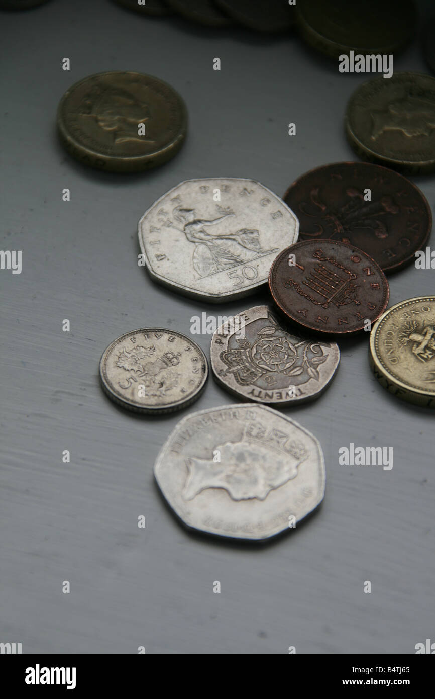 Les pièces de monnaie sterling britannique table sur uk Banque D'Images