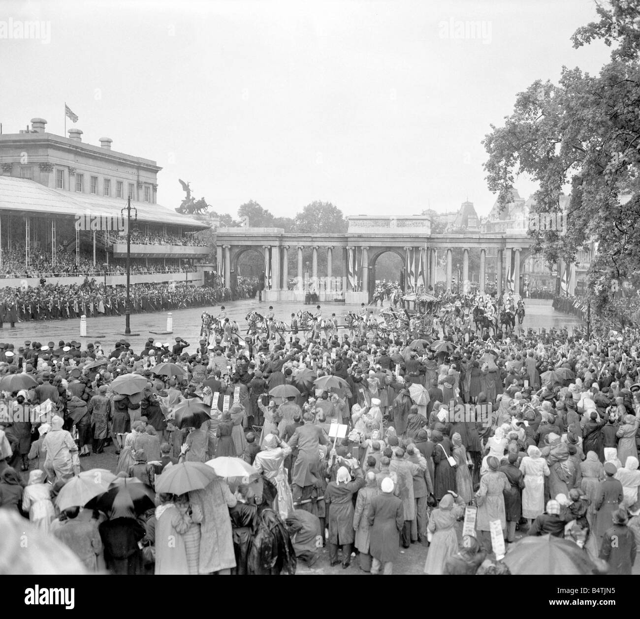 Couronnement de la reine Elizabeth II Juin 1953 Le Royal Coach transportant la reine Elizabeth II à l'occasion de son couronnement au cours de son voyage du palais de Buckingham à l'abbaye de Westminster La Reine a été réalisé dans les rues de la capitale dans un majestueux golden coach tiré par huit magnifiques chevaux gris Chefs d'état et de l'image des dirigeants de tous les pays du Commonwealth ont pris part à la procession menée dans leurs deux entraîneurs à l'abbaye Mirrorpix Banque D'Images