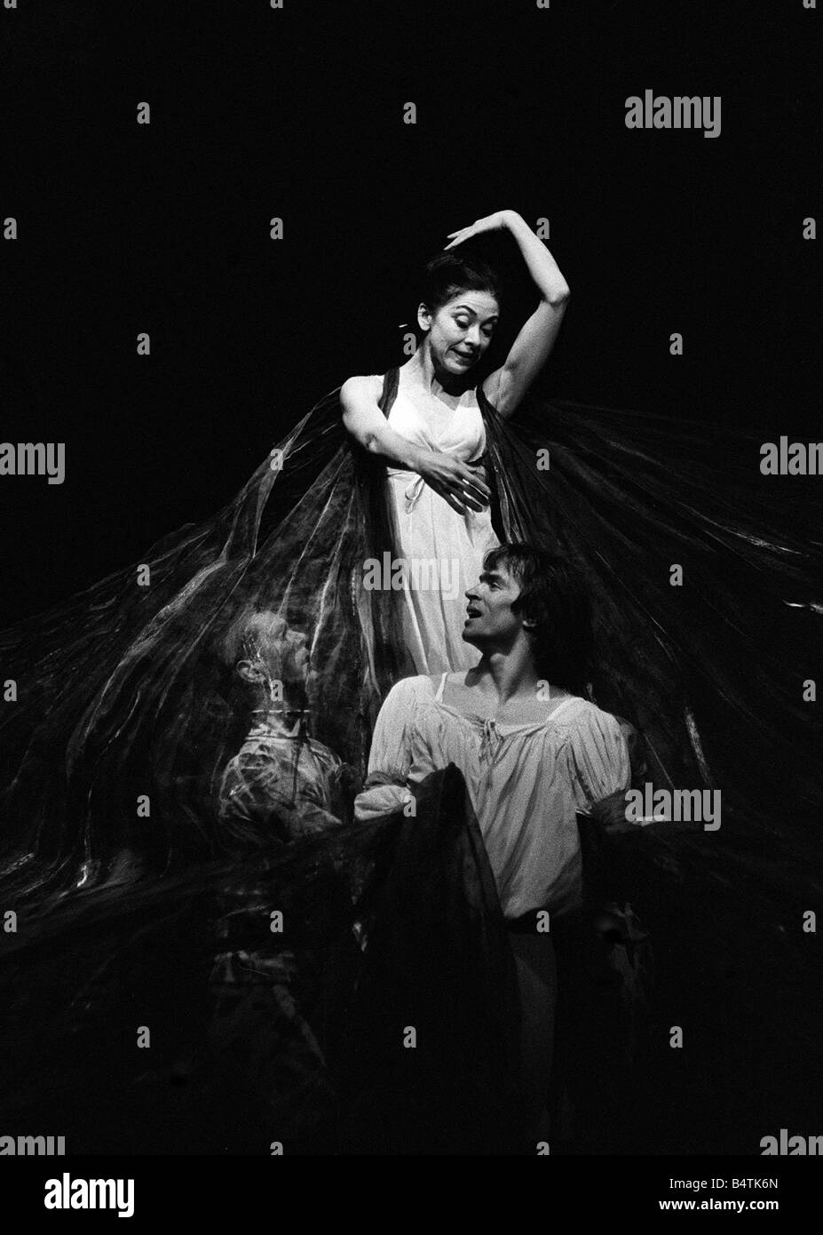 Rudolf Nureyev et Margot Fonteyn vu ici à la photo, appuyez sur appel pour le Royal Ballet s production de Pelleas et Melisande Entertainment Performance Danse Ballet 1969 Mars 1960 MirrorpixRoll B 69 680 25 jpg Banque D'Images