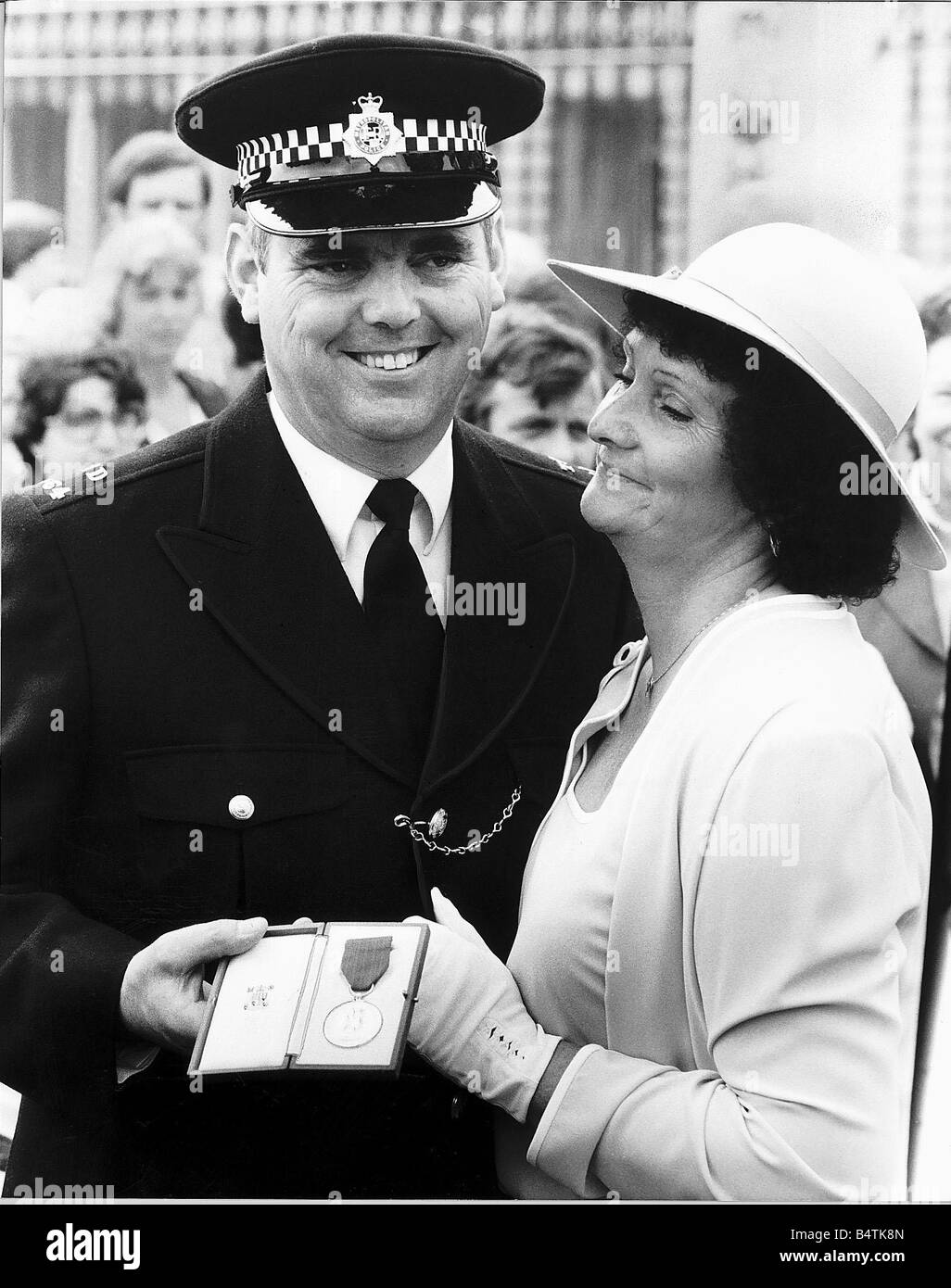 Trevor PC Lock avec son épouse Doreen à l'extérieur de Buckingham ...