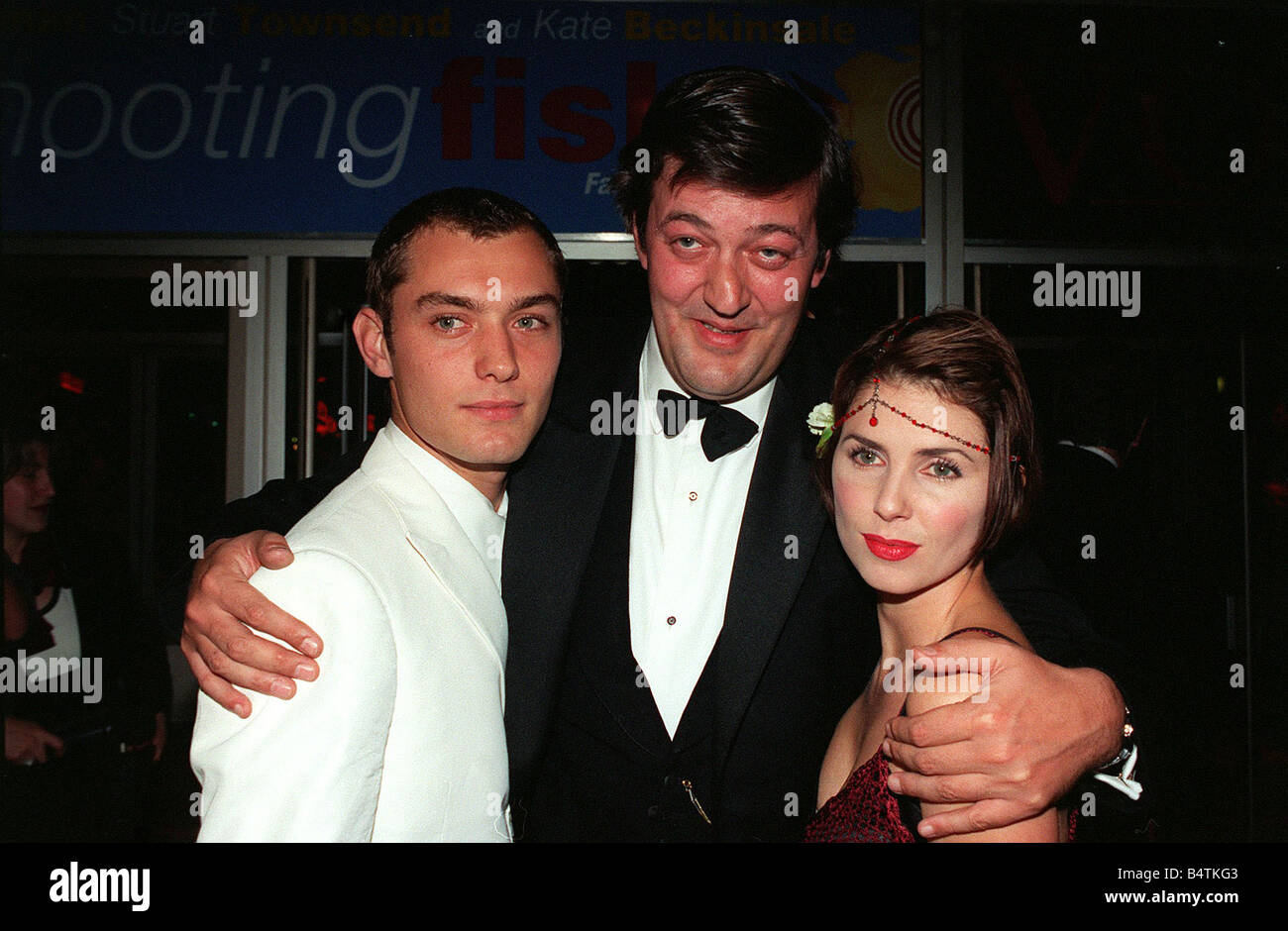 Jude Law et Sadie Frost Stephen Fry à Oscar Wilde premiere film à Londres 1997 Banque D'Images