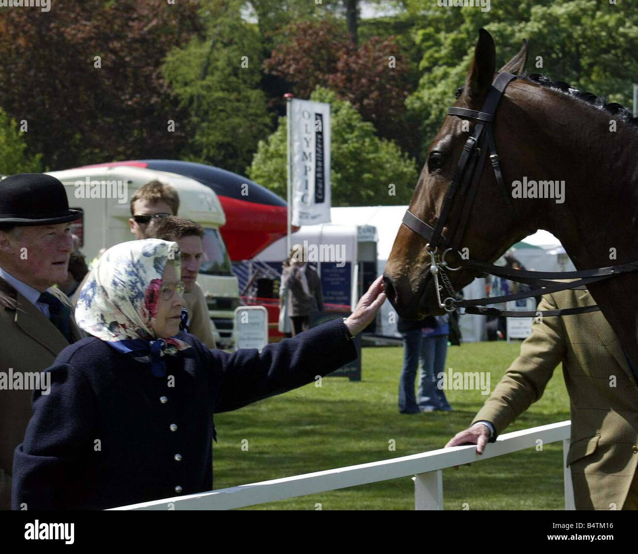 Sa Majesté la Reine Elizabeth II a visité le Royal Windsor Horse Show dans le parc du château de Windsor la Reine avait un bain de foule et la regarda l'exécution dans l'anneau foulard Vêtements Smiling Mai 2005 2000 Mirrorpix s Banque D'Images