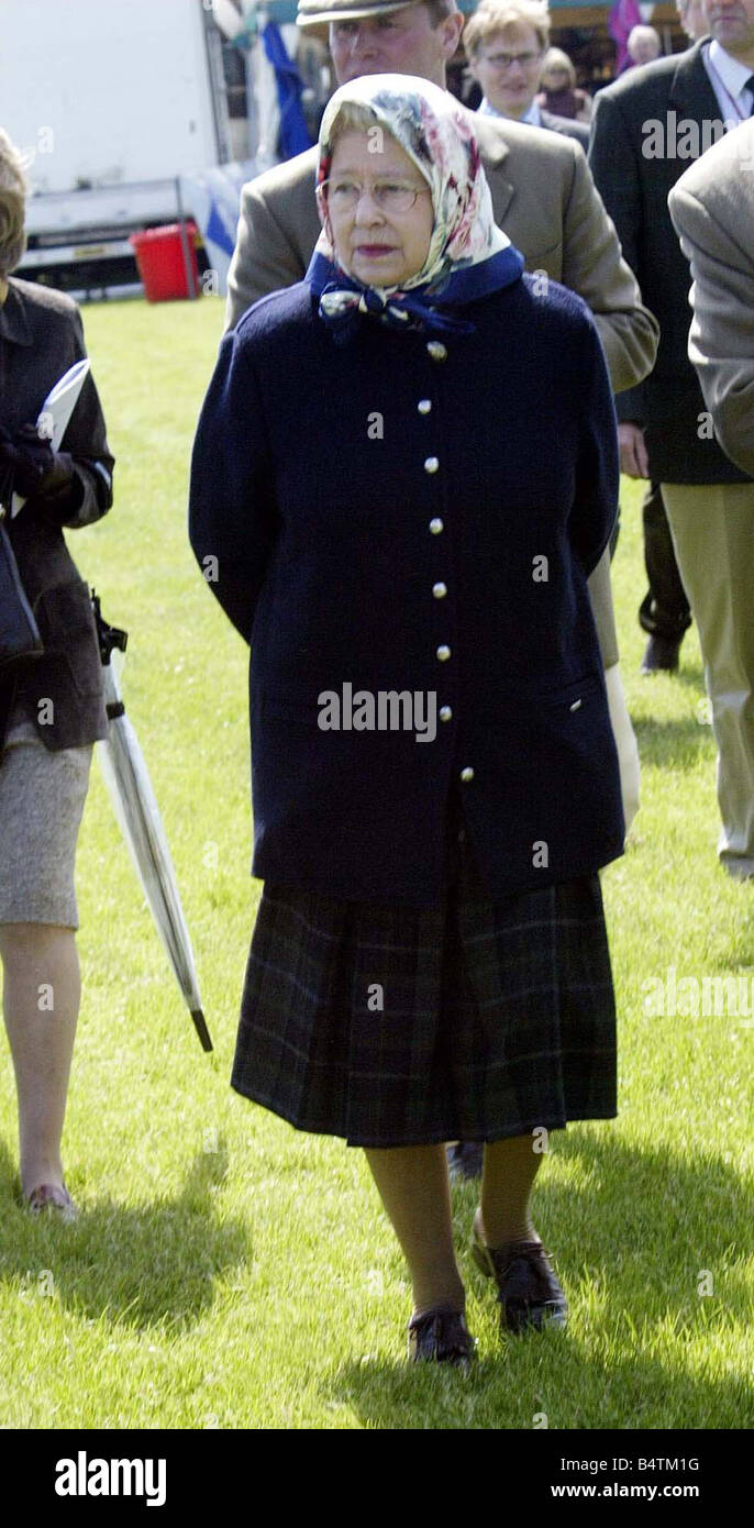 Sa Majesté la Reine Elizabeth II a visité le Royal Windsor Horse Show dans le parc du château de Windsor la Reine avait un bain de foule et la regarda l'exécution dans l'anneau foulard Vêtements Mai 2005 Graves 2000 Mirrorpix s Banque D'Images