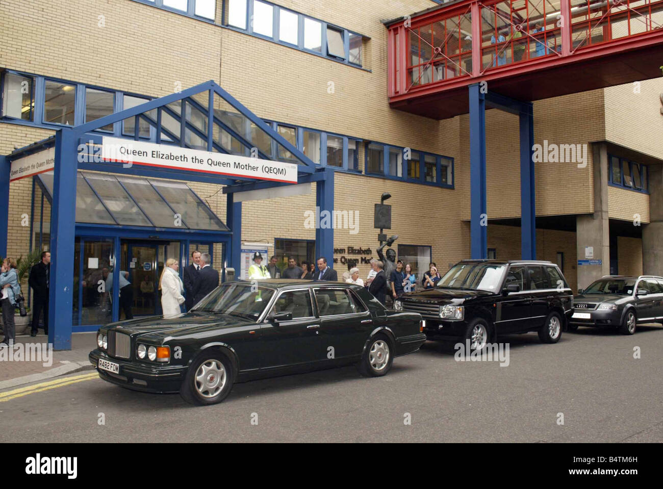 Le Prince Charles et Camilla Venez à St Marys à visiter les patients blessés au cours des attentats terroristes de Londres le jour avant qu'elles soient respectées par Baraness Hanem Président de St Marys Juillet 2005 Mirrorpix Banque D'Images