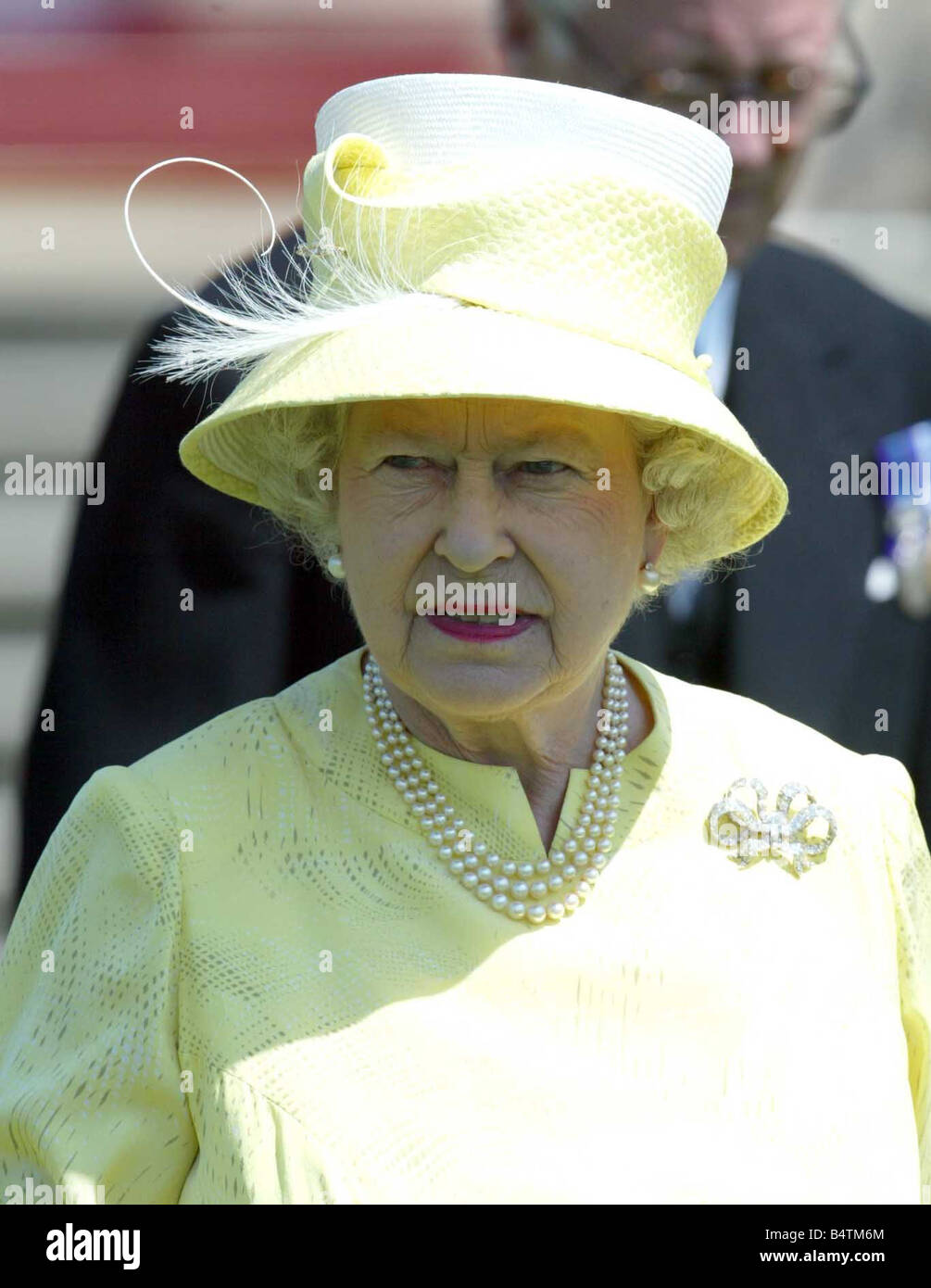 La reine assiste à la célébration du 60ème anniversaire de la fin de la SECONDE GUERRE MONDIALE autour de déjeuner avec d'autres anciens combattants le palais de Buckingham Juillet 2005 mirrorpix Banque D'Images