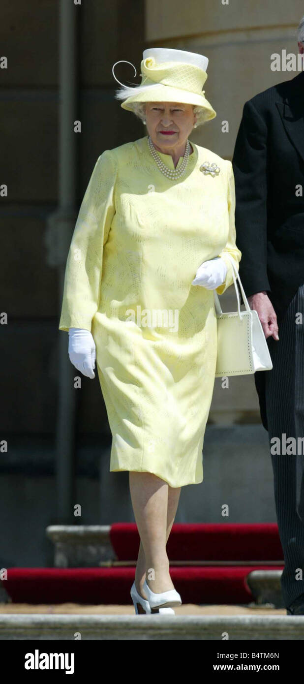 La reine Elizabeth II à la 60e anniversaire de la fin de la SECONDE GUERRE MONDIALE La marche à déjeuner avec les anciens combattants à Buckingham Palace Juillet 2005 mirrorpix Banque D'Images
