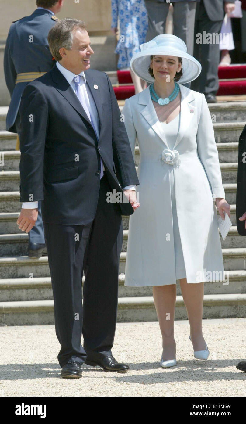 Tony Blair et Cherie au 60e anniversaire de la fin de la SECONDE GUERRE MONDIALE La marche à déjeuner avec les anciens combattants à Buckingham Palace Juillet 2005 mirrorpix Banque D'Images