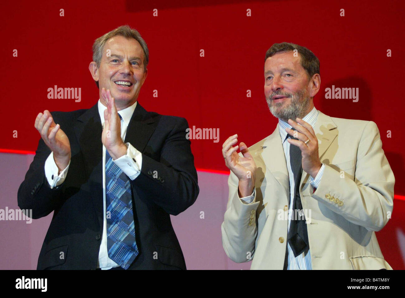 Conférence du Parti travailliste à Brighton Septembre 2005 Secretary of State for Work and Pensions David Blunkett avec le Premier Ministre Tony Blair, après avoir mis son discours Banque D'Images