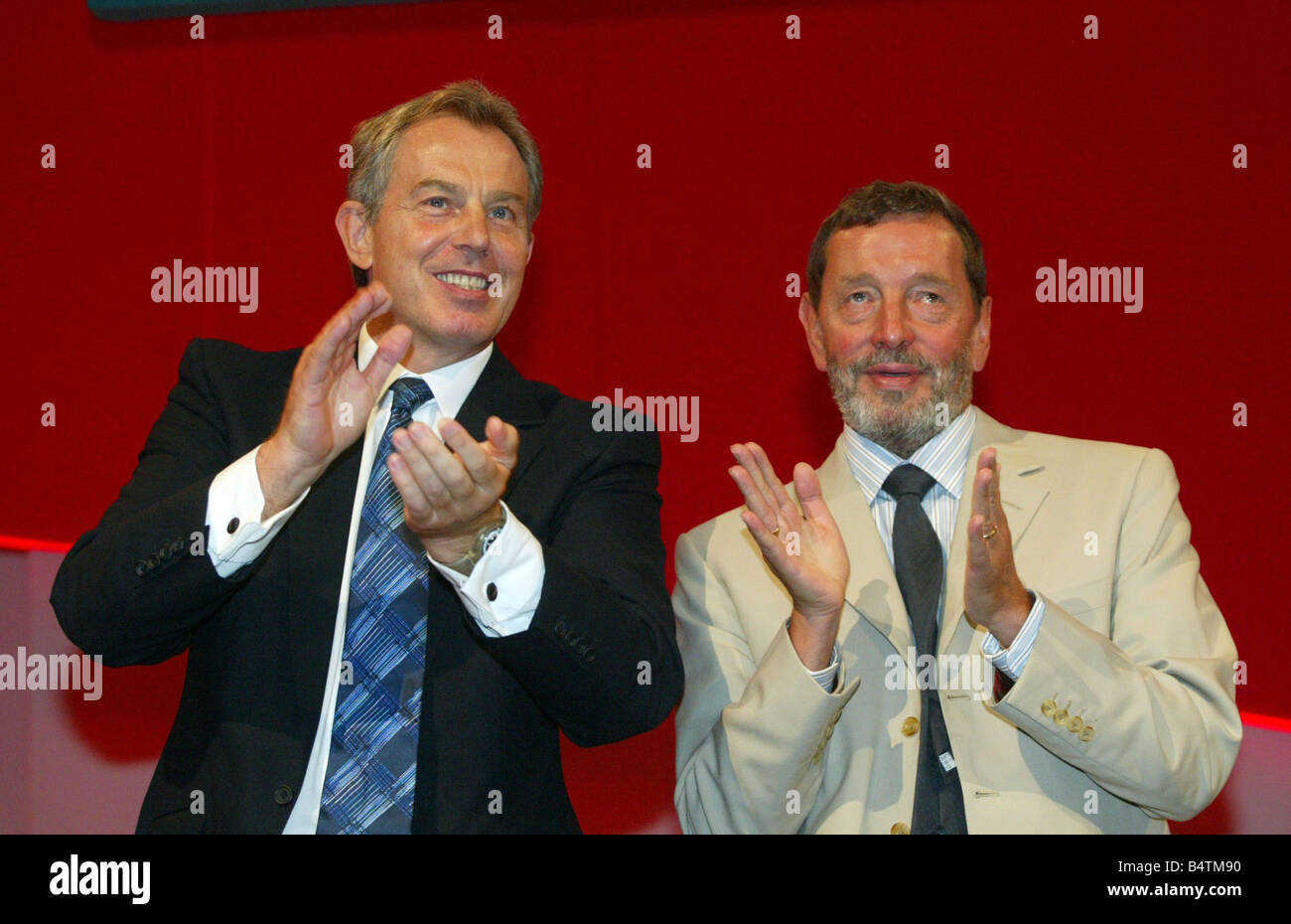 Conférence du Parti travailliste à Brighton Septembre 2005 Secretary of State for Work and Pensions David Blunkett avec le Premier Ministre Tony Blair, après avoir mis son discours Banque D'Images