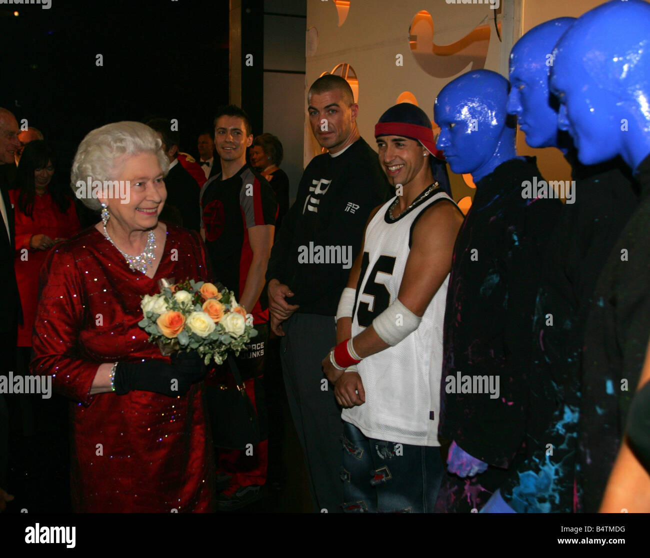 Variété Royal Show 2005 Cardiff SA MAJESTÉ LA REINE ELIZABETH II se réunit artistes back stage après le spectacle répond aux Queens Blueman Group Banque D'Images