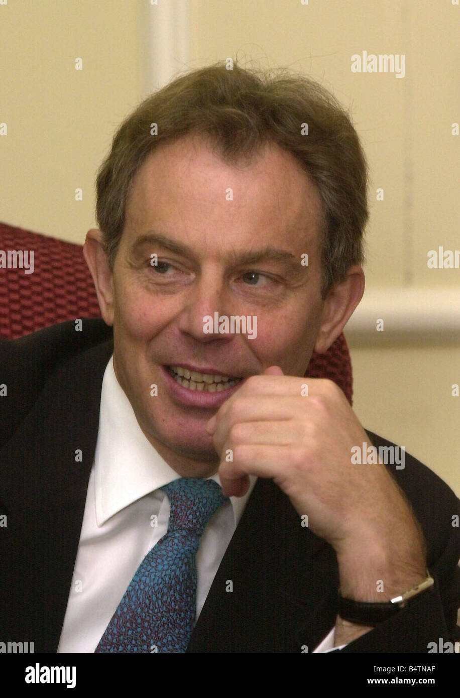 Tony Blair, Premier Ministre d'avril 2002 d'être interviewé par Brian Reade chroniqueur journaliste personnel miroir au numéro 10 Downing Street le Daily Mirror, BRIAN READE AFFRONTE LE PREMIER MINISTRE À LA QUESTION SUR LE SONDAGE CHOC QUI DIT QUE LES CHOSES NE FONT QUE S'AGGRAVER SOUS SA DIRECTION Mirrorpix Banque D'Images
