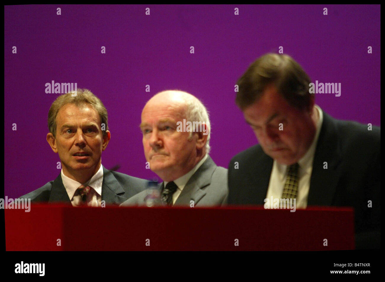 Conférence du Parti travailliste 2003 Bournemouth Octobre 2003 319 03 Austin Hargrave conférence du Parti du Travail 2003 Secrétaire de la Santé John Reid sur scène à Bournemouth, Tony Blair s'assoit avec John Prescott Banque D'Images
