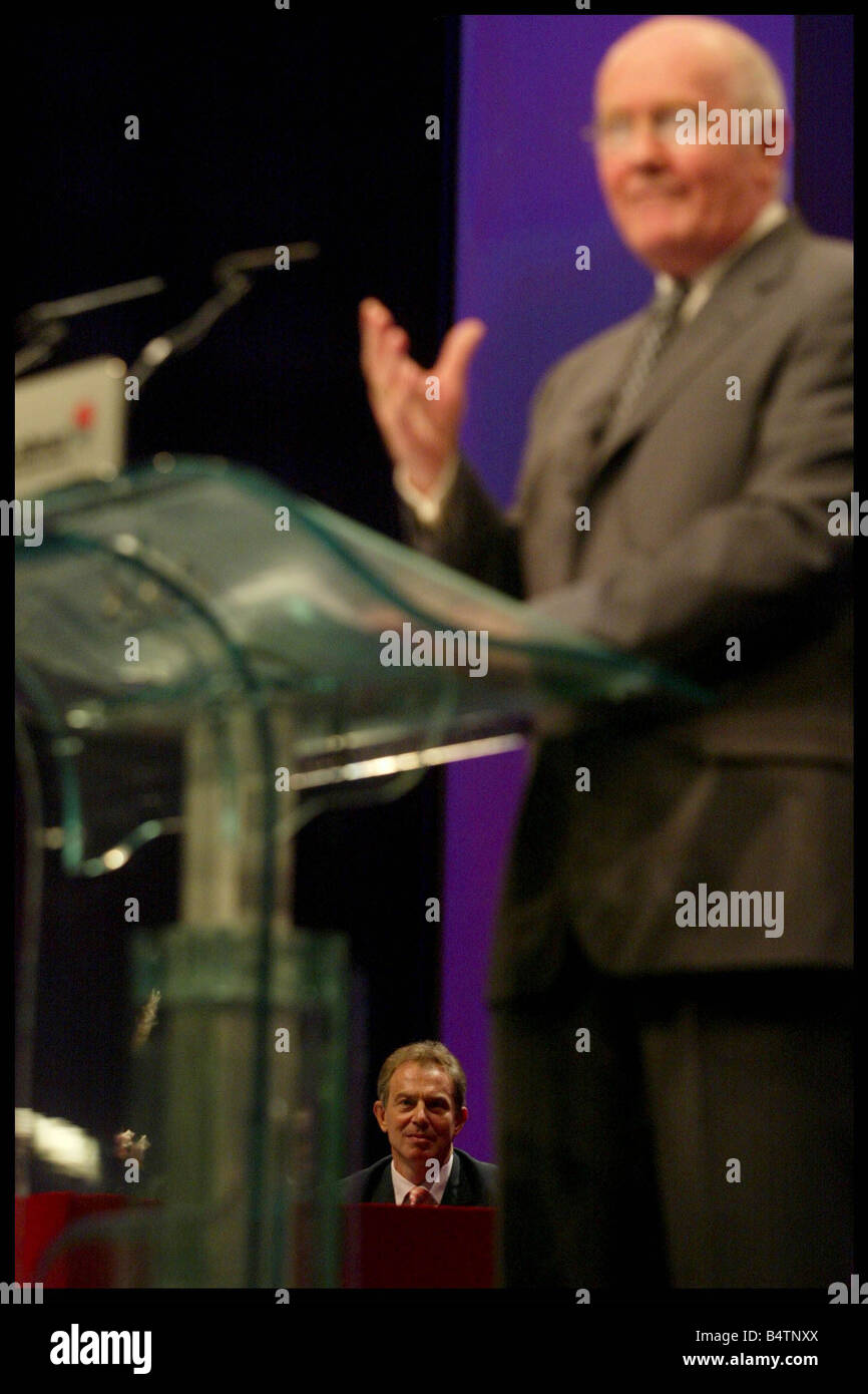 Conférence du Parti travailliste 2003 Bournemouth Octobre 2003 319 03 Austin Hargrave conférence du Parti du Travail 2003 Secrétaire de la Santé John Reid sur scène à Bournemouth, Tony Blair s'assoit avec John Prescott Banque D'Images
