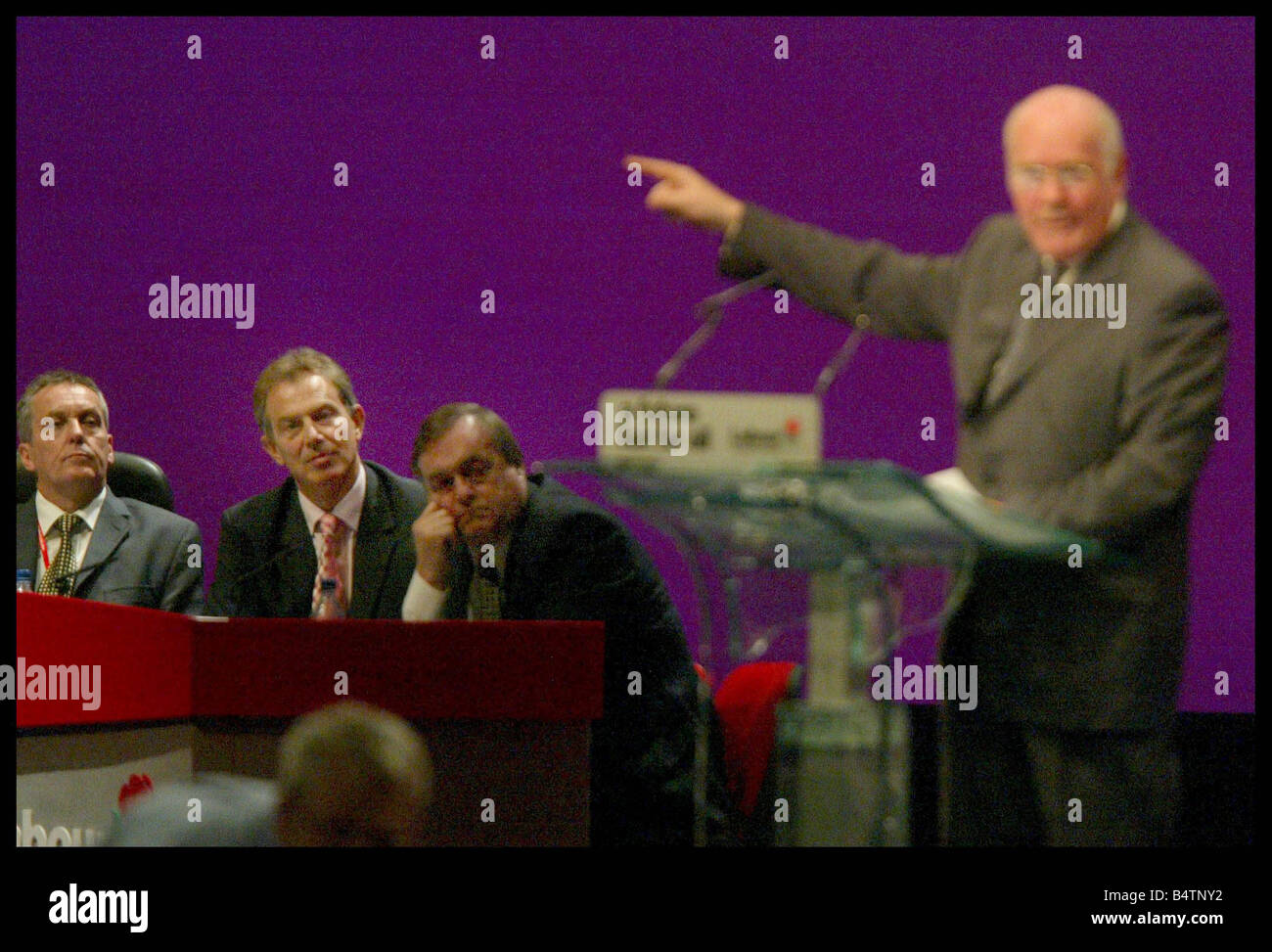 Conférence du Parti travailliste 2003 Bournemouth Octobre 2003 319 03 Austin Hargrave conférence du Parti du Travail 2003 Secrétaire de la Santé John Reid sur scène à Bournemouth, Tony Blair s'assoit avec John Prescott Banque D'Images