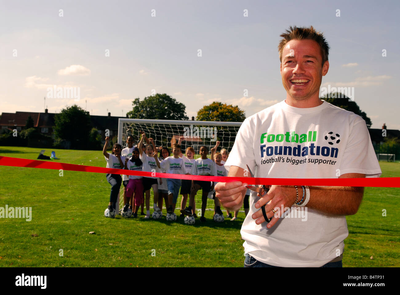 Ex Chelsea et l'Angleterre joueur Graeme Le Saux de l'ouverture de nouveaux terrain de soccer à l'école primaire, Hounslow, Middlesex, Royaume-Uni. Banque D'Images