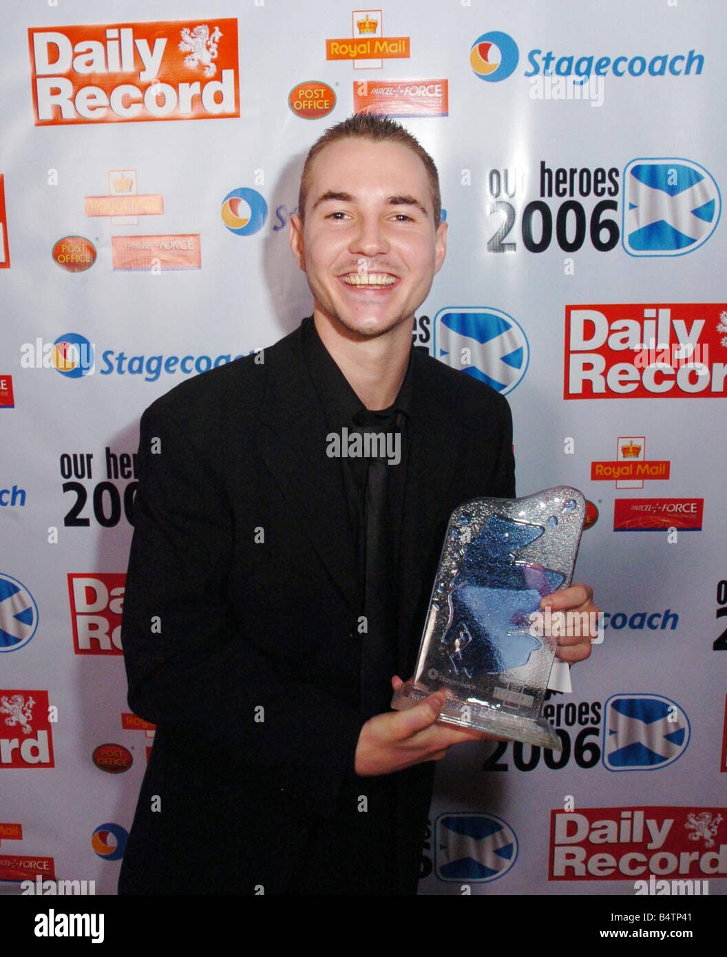 Acteur Martin Compston présentant un prix au Daily Record nos héros Awards à cereony il Hilton Hotel à Glasgow Avril 2006 Banque D'Images