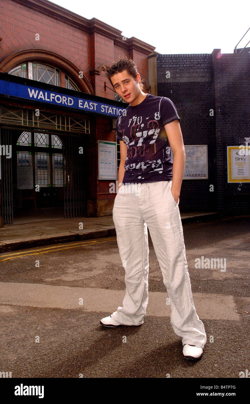 Chris Parker acteur avril 2004, âgés de 20 ans l'acteur qui joue le personnage Spencer Lune dans Eastenders en photo sur le plateau à Elstree Studios aka Chris Parker Banque D'Images