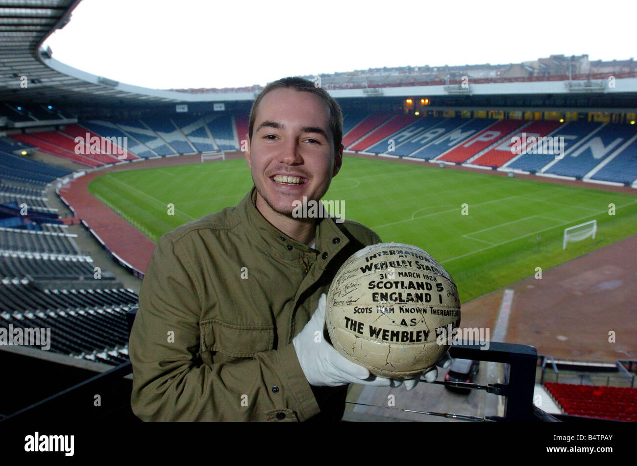 MARTIN COMPSTON acteur novembre 2005 MARTIN COMPSTON AVEC ASSISTANTS WEMBLEY BALL DATANT DU 1928 ECOSSE v ANGLETERRE JEU Quand écossais a remporté 51 Banque D'Images