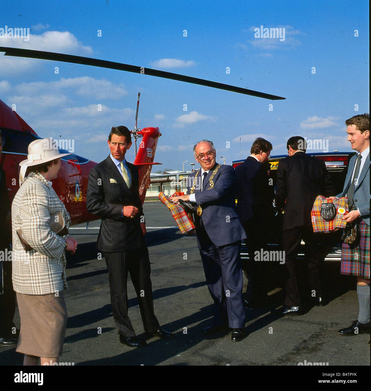 Le prince Charles prince de Galles Mai 1988 réunion Maire Robert Gray à l'aéroport de Glasgow hélicoptère royal en arrière-plan C T Roy Brit le Prince Charles l'Ecosse Banque D'Images