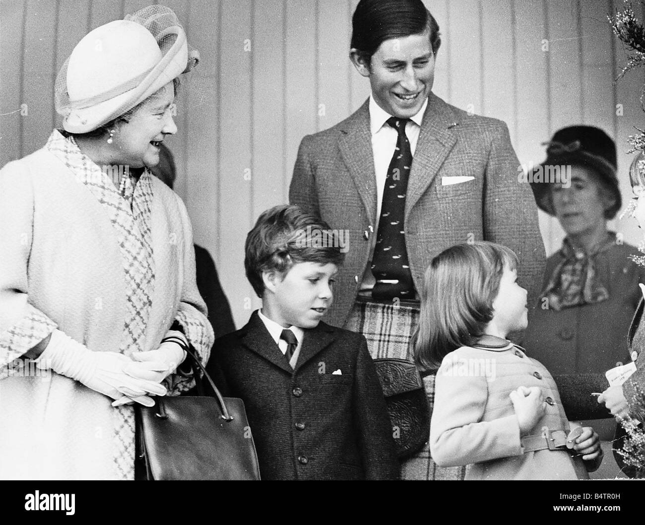 Elizabeth Reine Mère avec le Prince Charles Lord Linley et Sarah Armstrong Jones Banque D'Images