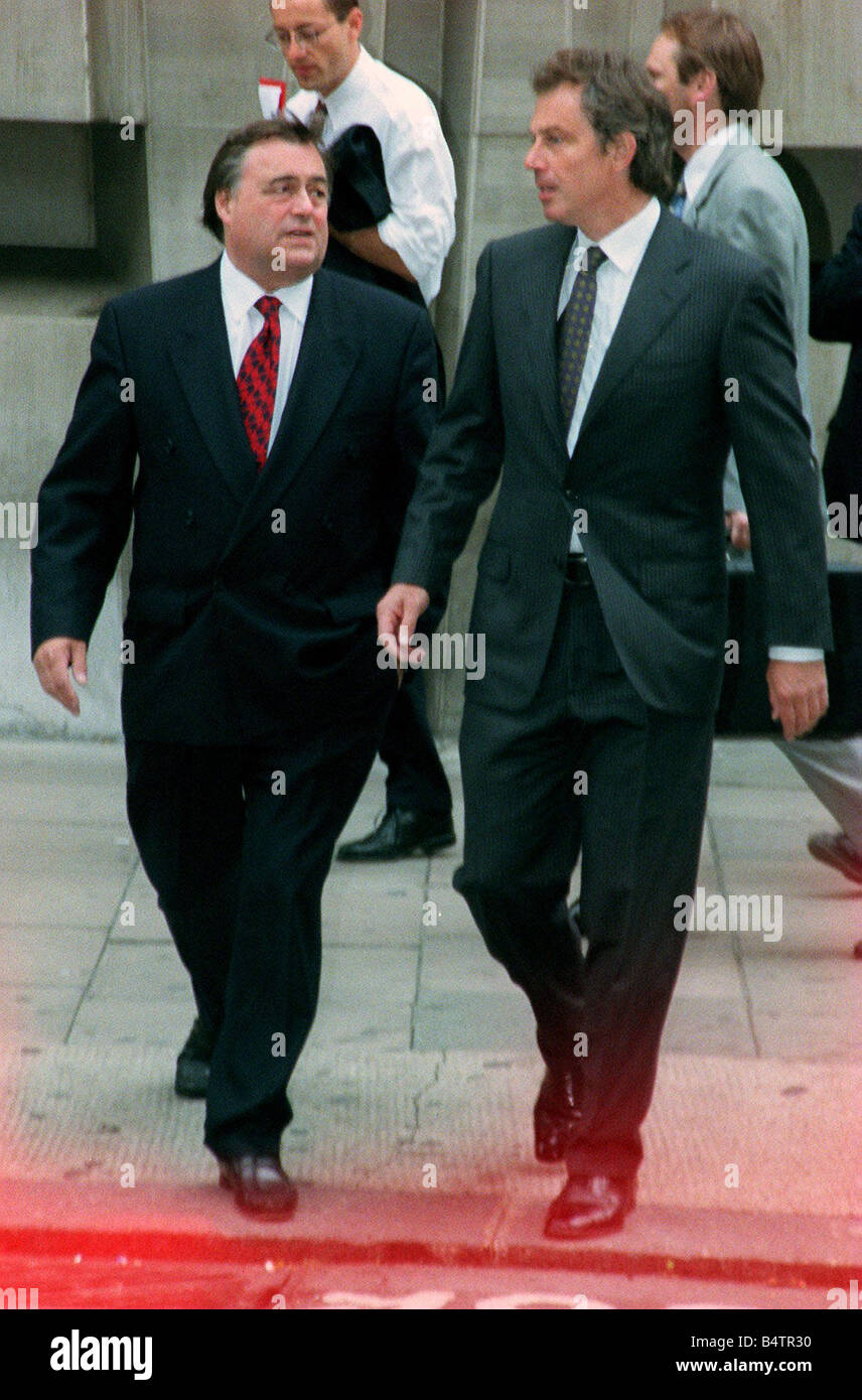 John Prescott, Vice-PM avec Tony Blair H Juillet 1999 qu'ils arrivent ensemble à pied à St James Park Tube Station Ils sont allés à une réunion avec les gestionnaires de métro pour leur dire de les millions du gouvernement sont à placer dans le système weby Banque D'Images