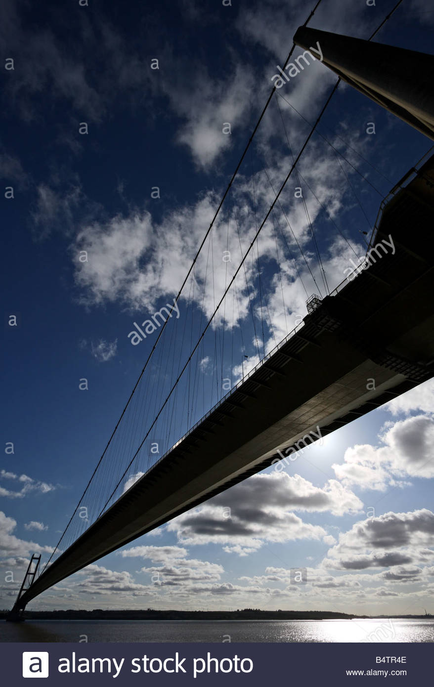 Photographie grand angle de l'Humber Bridge, enjambant la rivière Humber, Banque D'Images