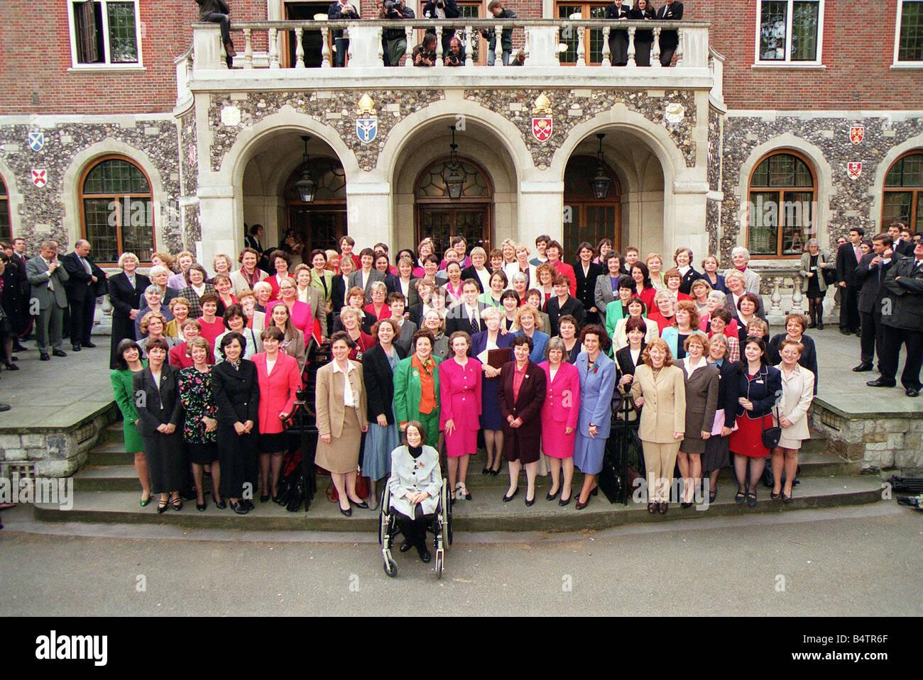 Le premier ministre Tony Blair de mai 1997 traite de la Parliamentary Labour Party à Church House à Westminster vu à l'entrée avec les parties les femmes parlementaires Banque D'Images