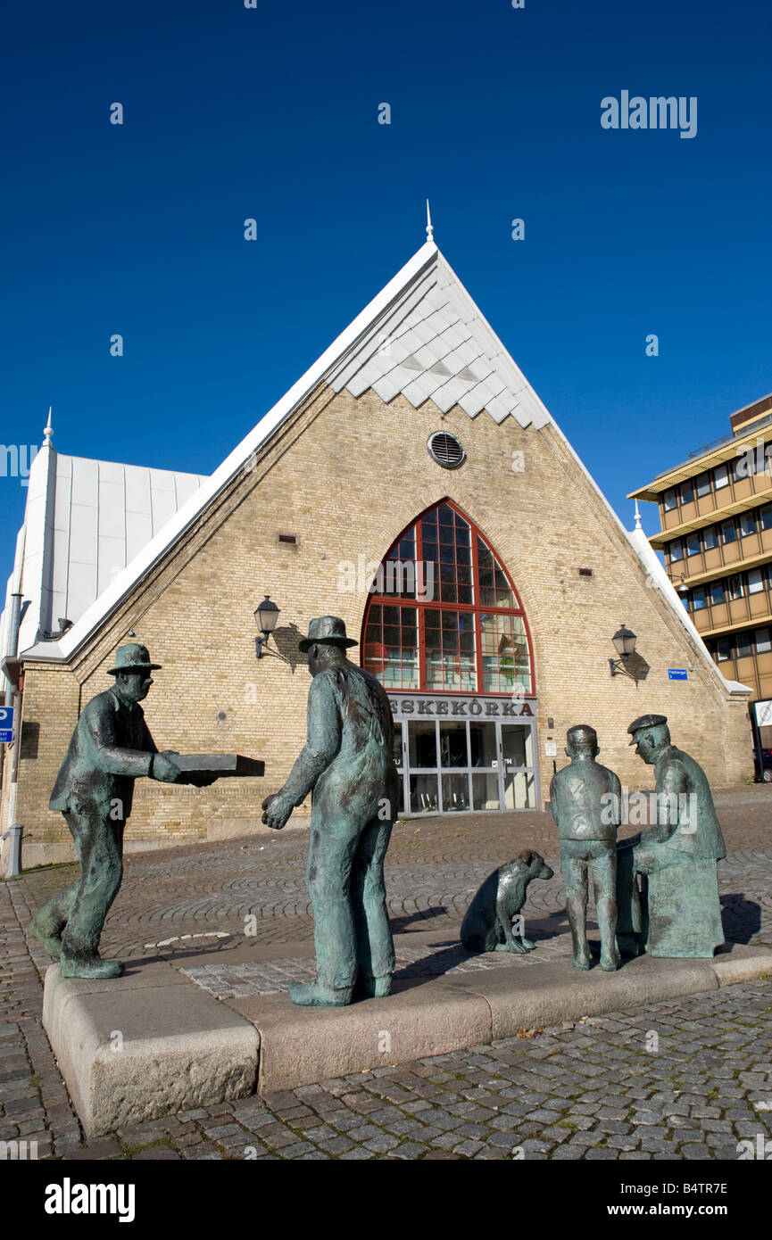 Sculpture en bronze des travailleurs du marché du poisson en dehors de la construction du marché du poisson Feskekorka dans le centre de Göteborg, en Suède Banque D'Images