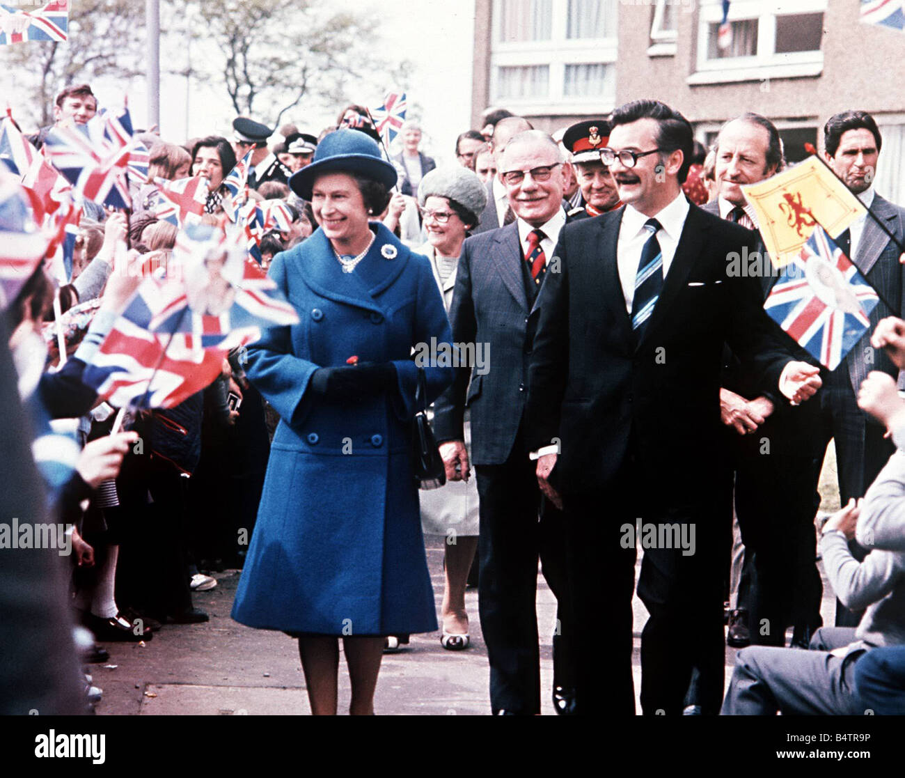 Visite de son Jubilé d'argent d'Écosse à Glasgow de mai 1977, la reine Elizabeth va de foule en vert Faulds domaine de Glasgow Banque D'Images