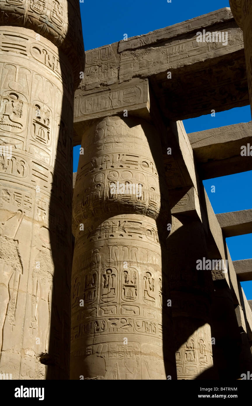 Papyrus fermé bud capitales des colonnes de la salle hypostyle du Temple de Karnak, complexe, UNESCO World Heritage Site, Luxor Banque D'Images