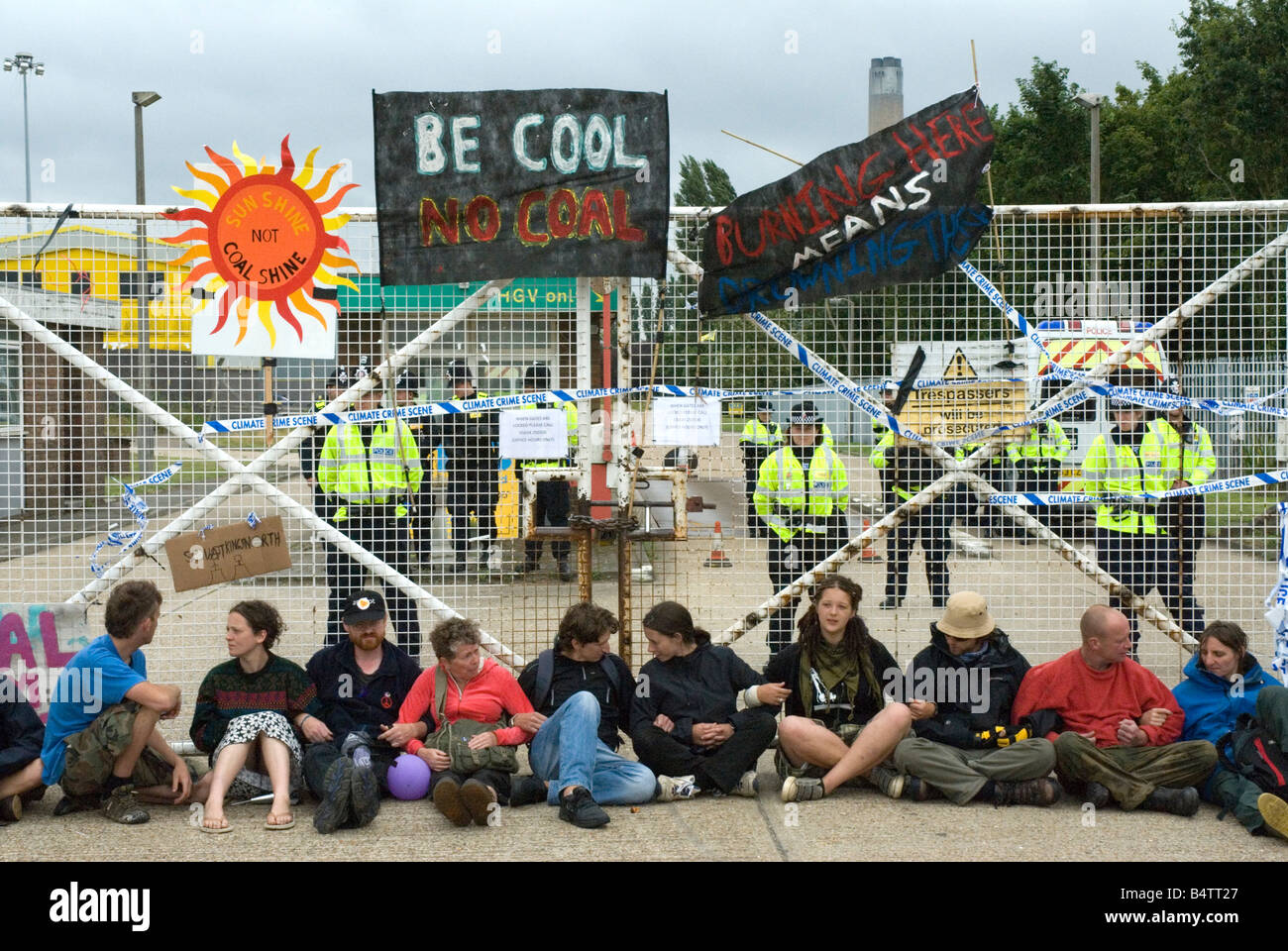 Les manifestants attendent d'être arrêtés Kingsnorth Camp climatique Août 2008 Kent Banque D'Images