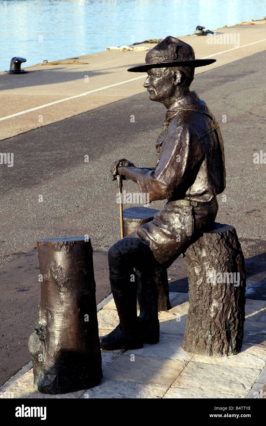 La statue de Robert Baden Powell, fondateur du scoutisme dans le port de Poole en Angleterre Banque D'Images