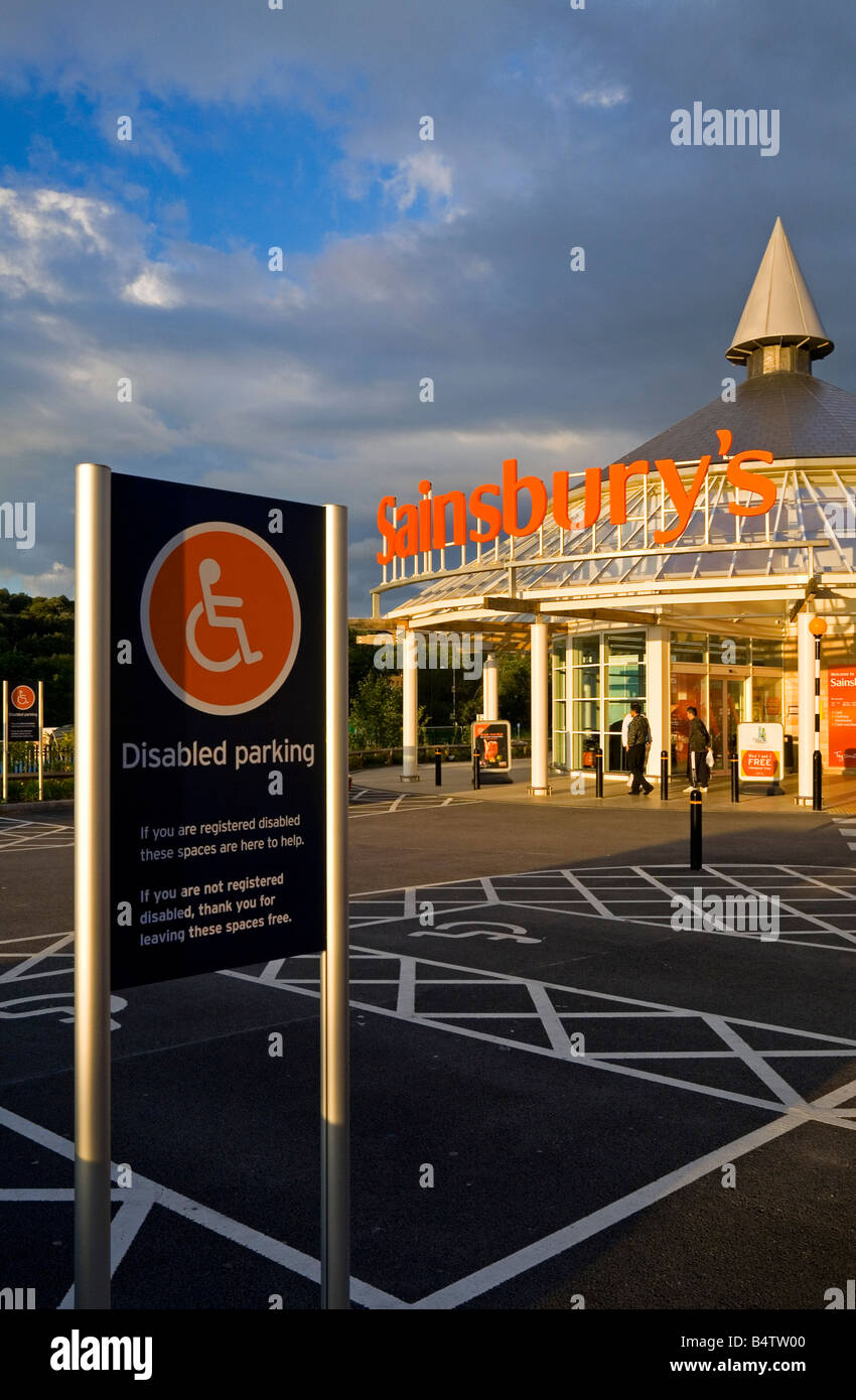 Supermarché Sainsbury's avec des places handicapés en premier plan Banque D'Images