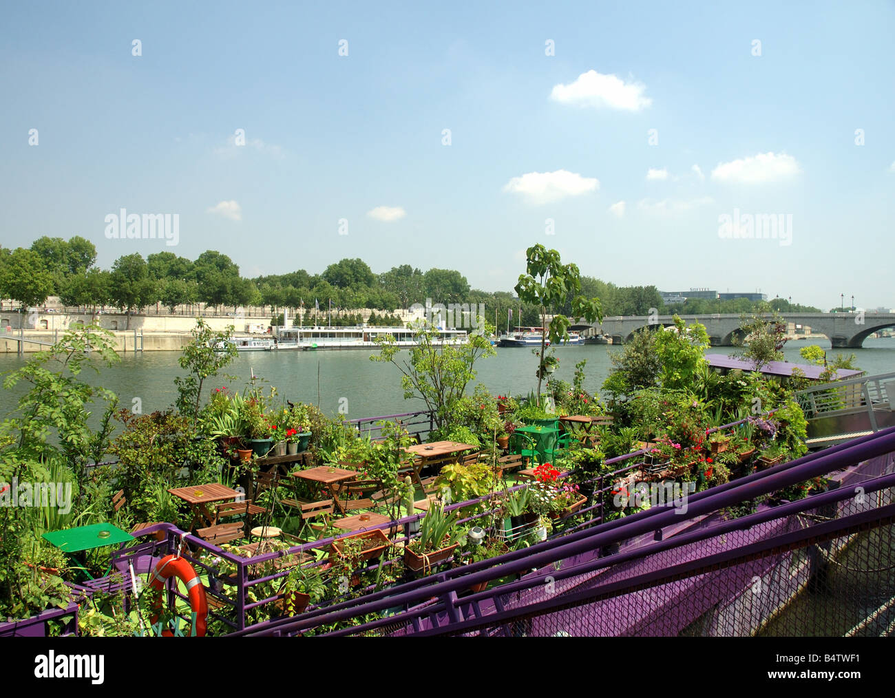 Paris, péniche El Alamein et pont de tolbiac. Banque D'Images