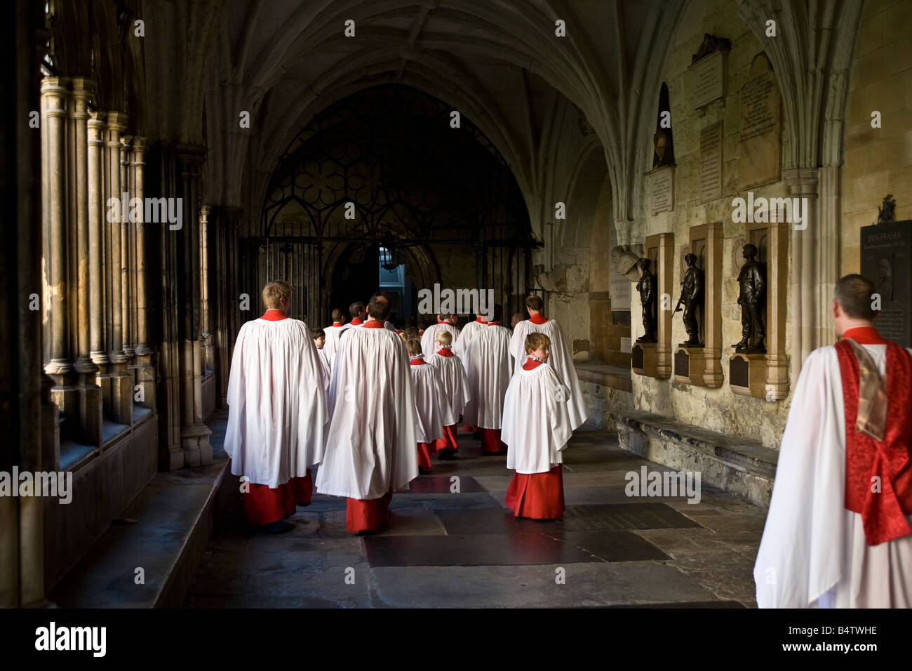 Choeur de garçons dans les cloîtres de l'abbaye de Westminster à Londres Banque D'Images