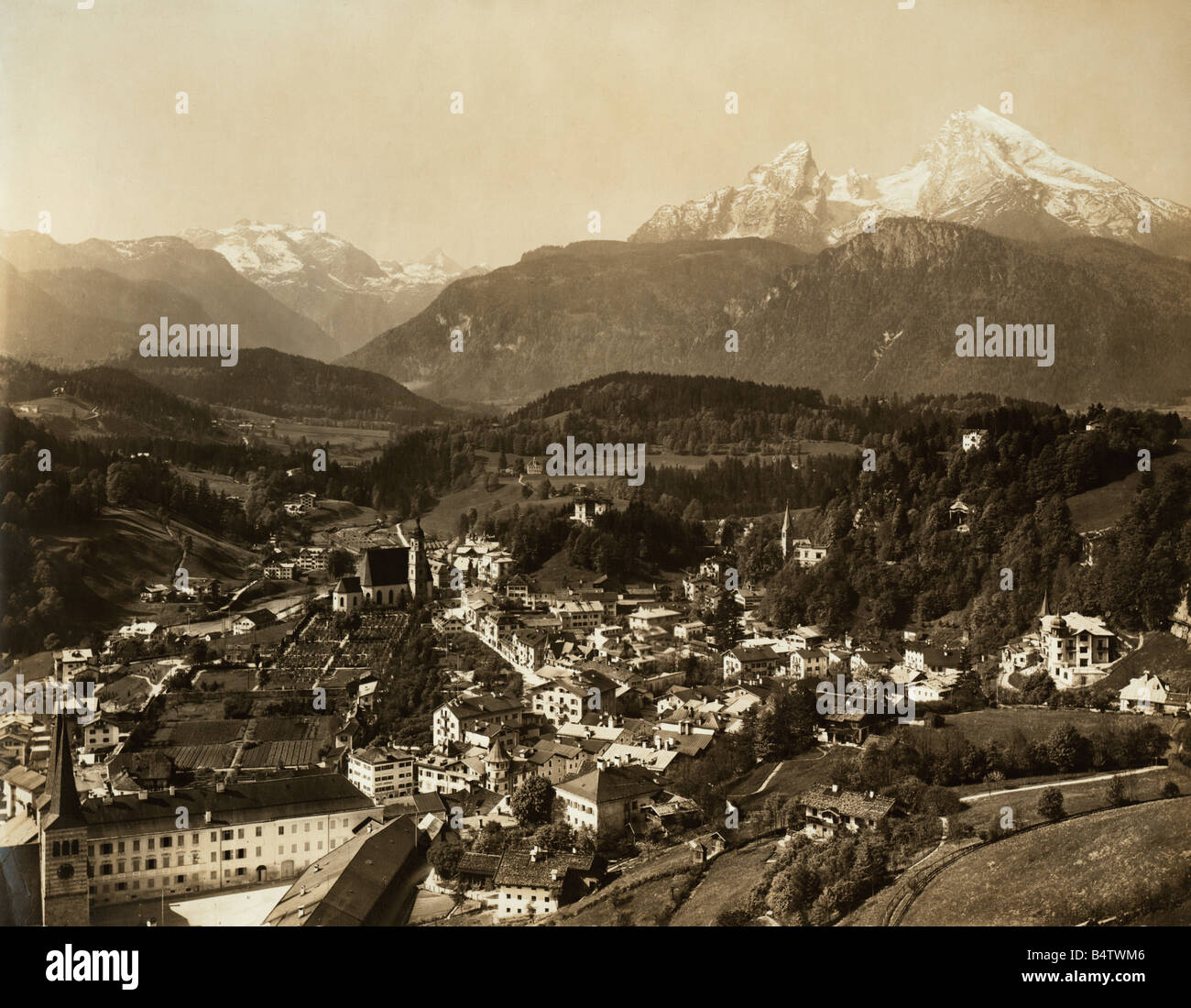 Géographie / voyages, Allemagne, Bavière, Berchtesgaden, vues sur la ville / paysages urbains, avec les montagnes Steinernes Meer, Funtenseetauern et Watzmann, vers 1910, Banque D'Images